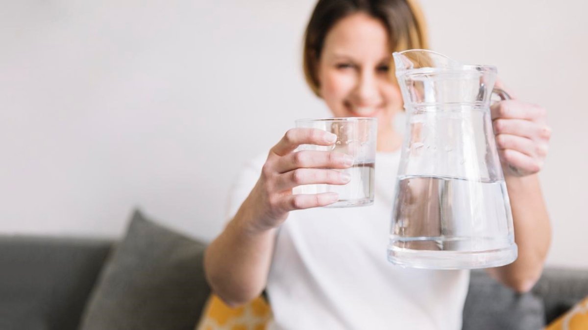 Девушка пьет воду из стакана
