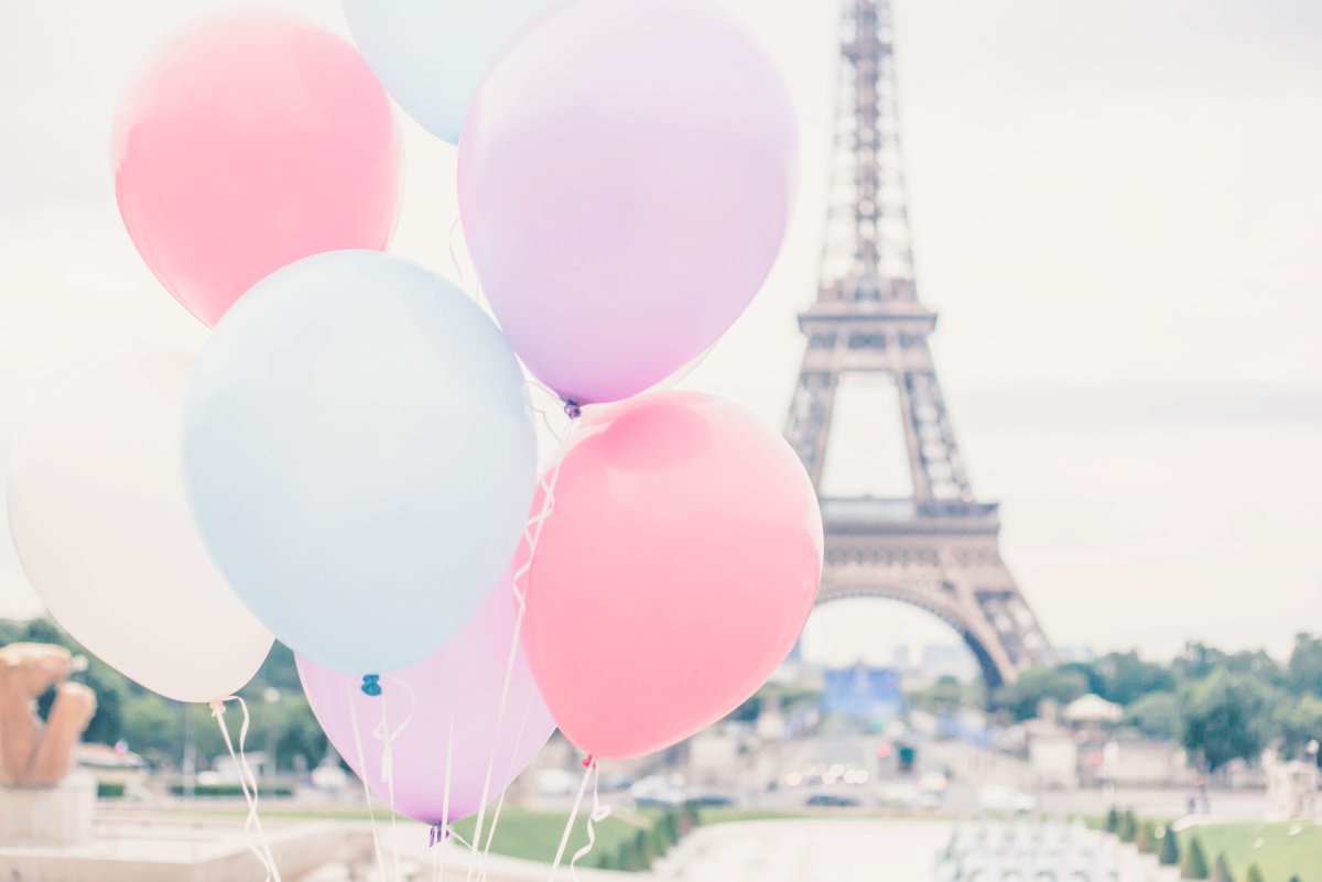 Розовые воздушные шары в небе