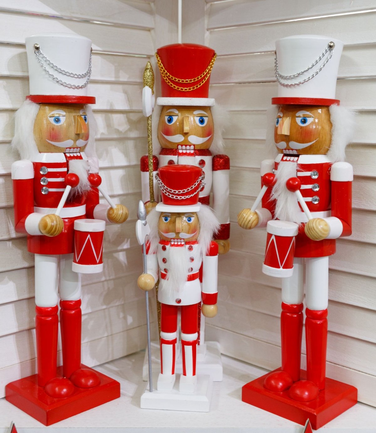 Старые деревянные солдатики