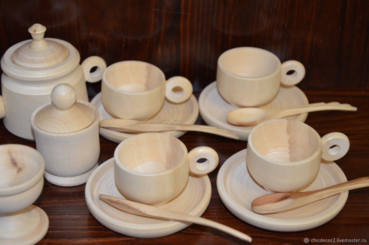 Деревянная посуда на прозрачном фоне