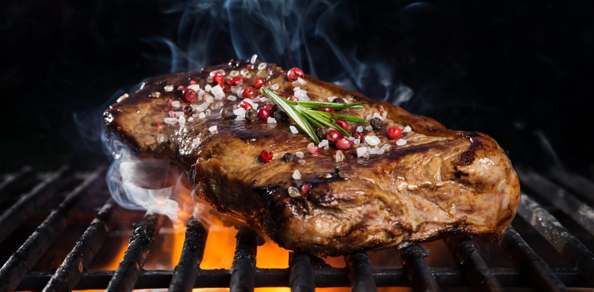 Стейк на темном фоне