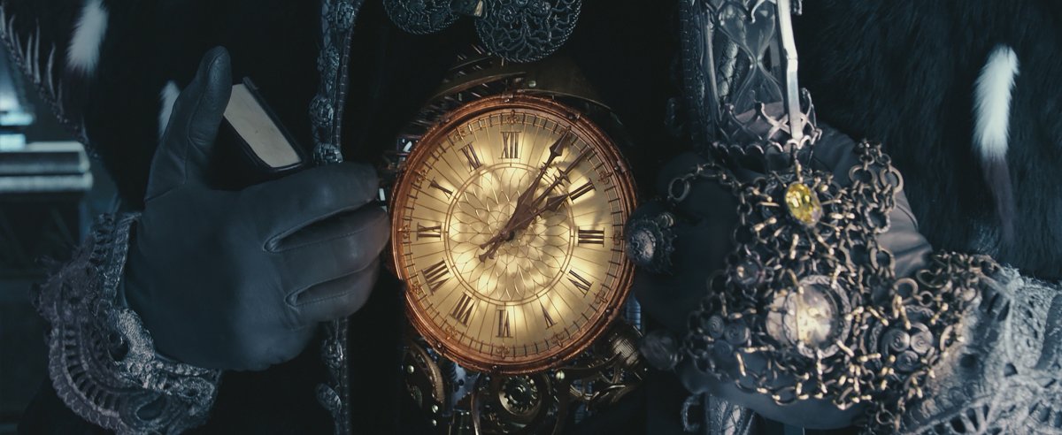 Часовщик из Алисы в Зазеркалье