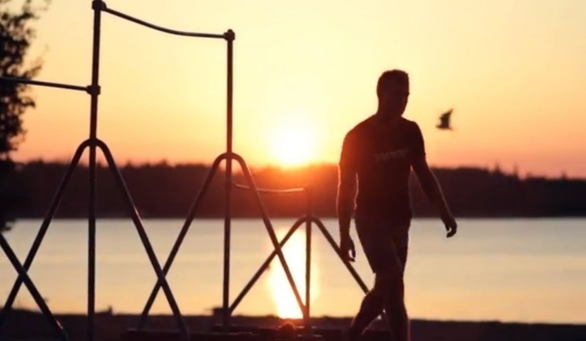 Турник на закате