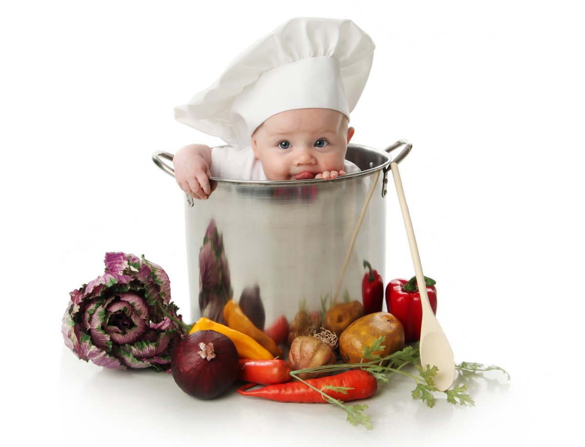 Мальчик и девочка поварята