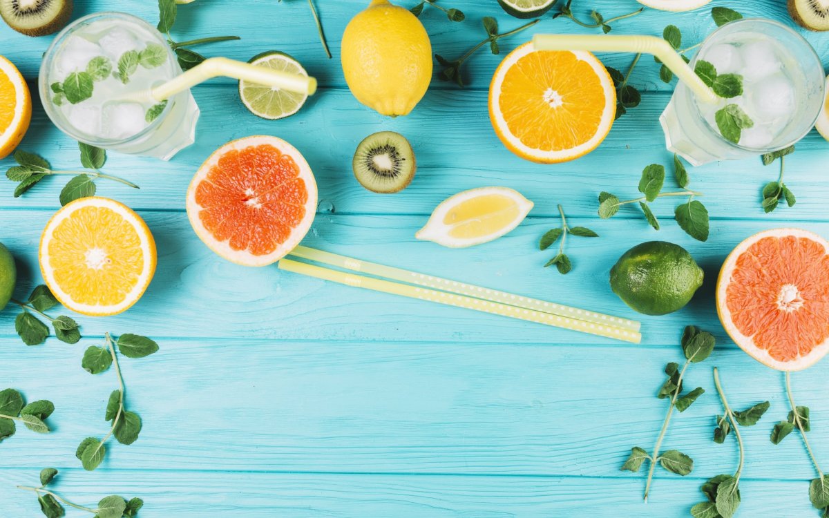 Лимон на голубом фоне