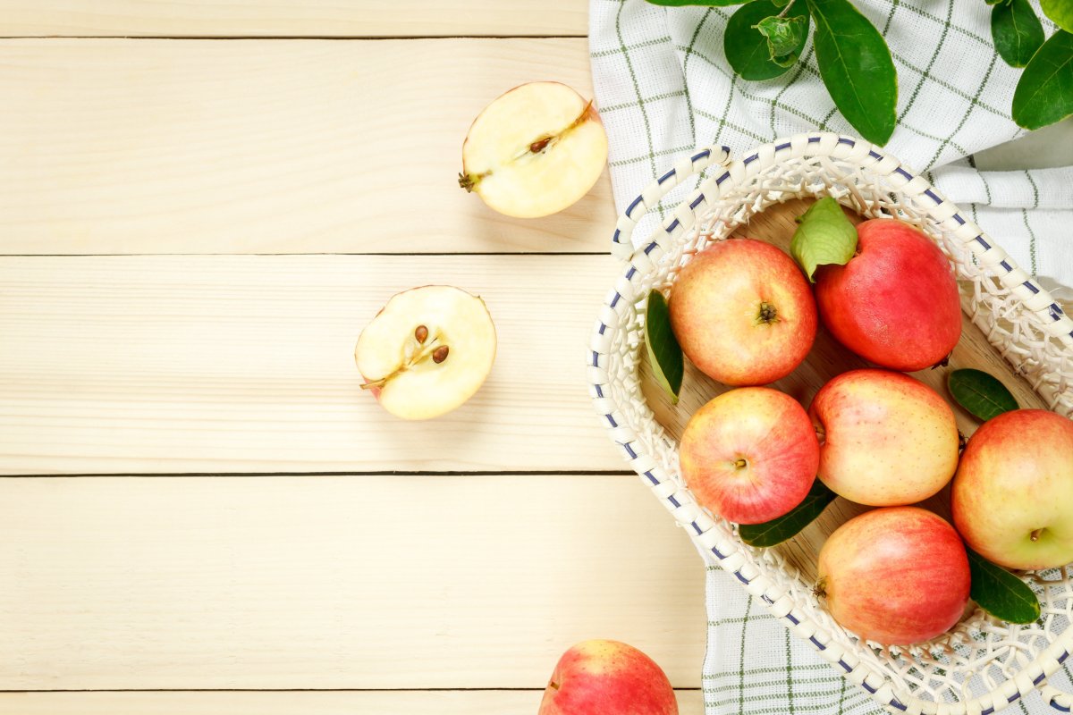 Яблоко на столе