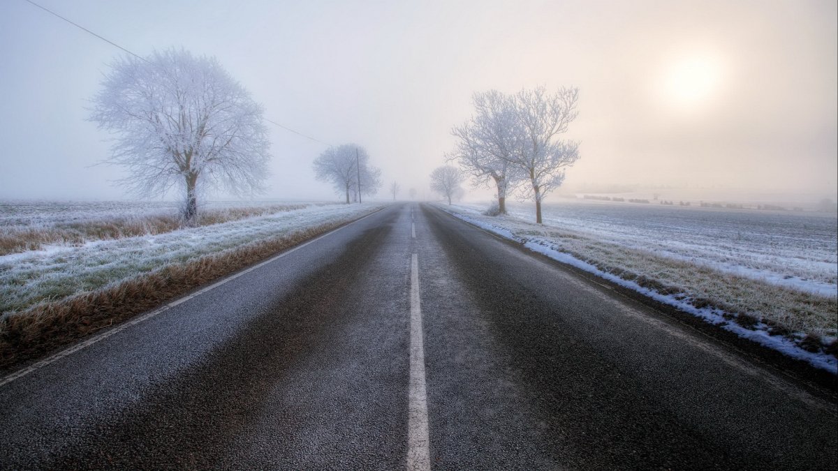 Человек падает на скользком тротуарах