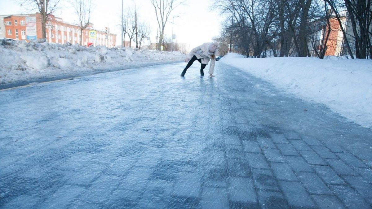 Лед на тротуаре