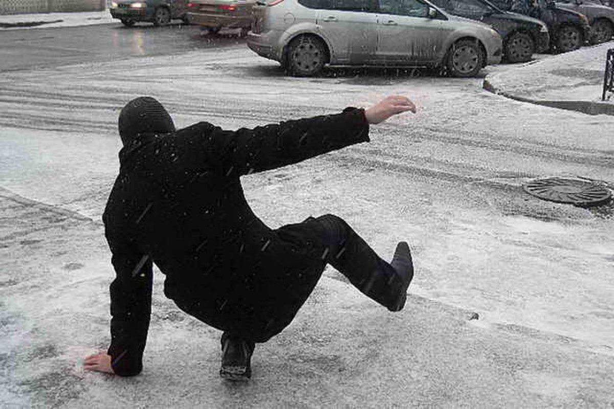 Человек падает на льду