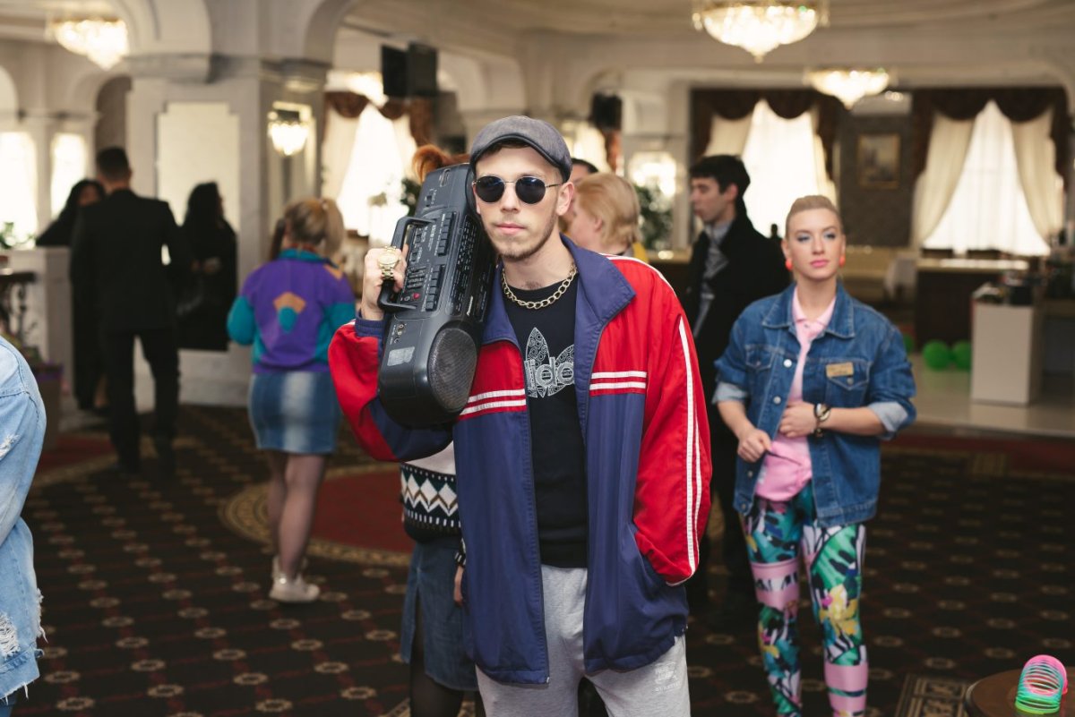 Тематическая вечеринка в стиле 90-х