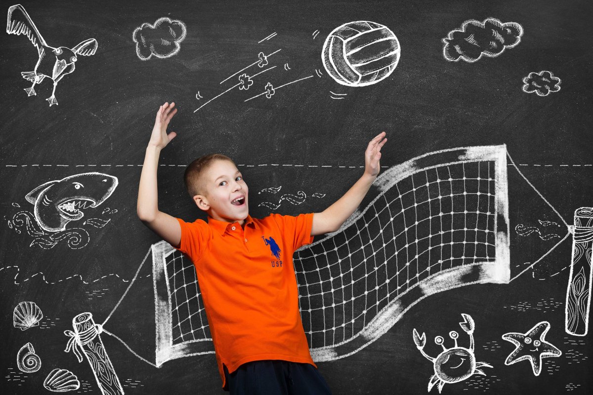 Ребенок рисует на доске