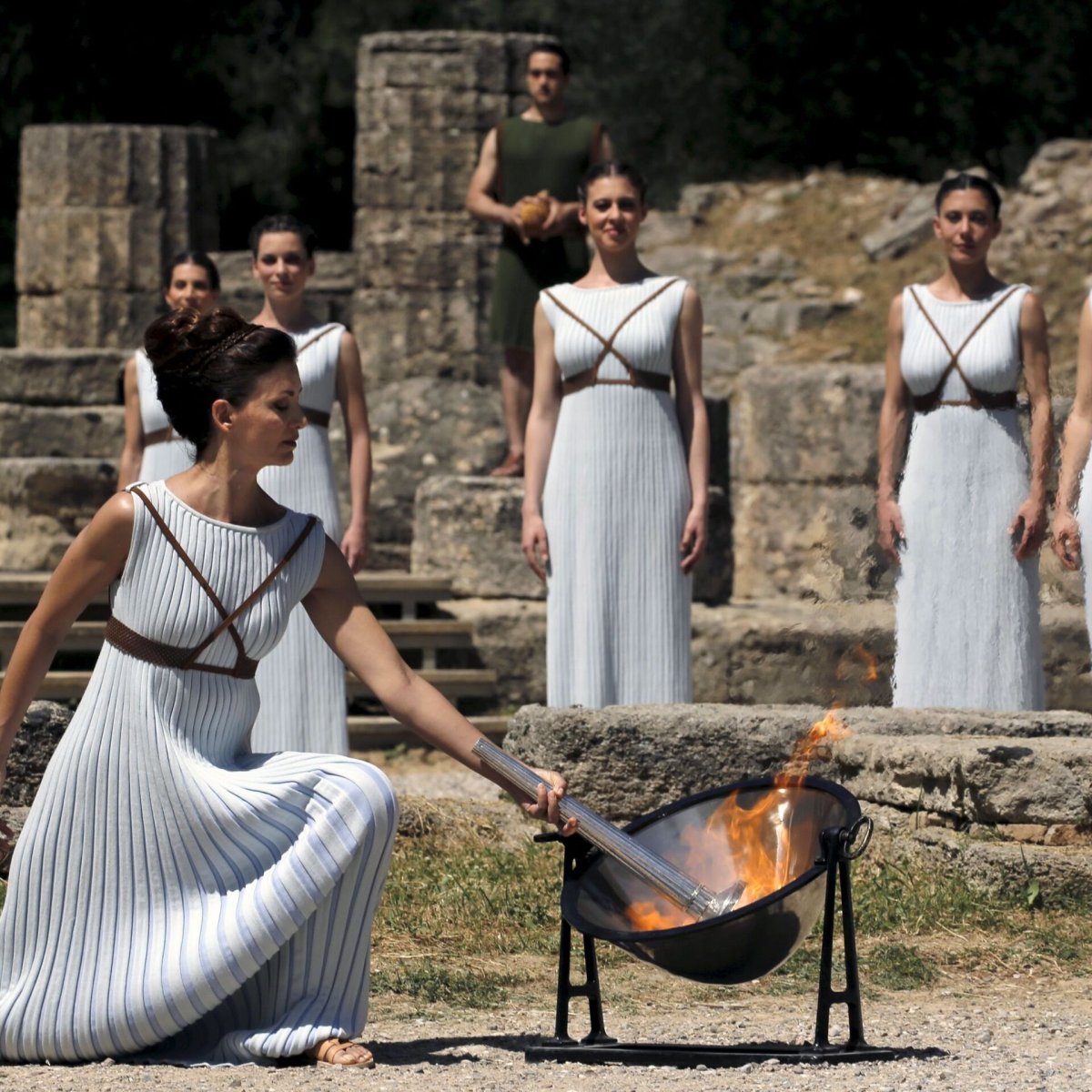 Церемония зажжения олимпийского огня в Греции