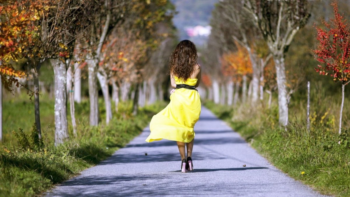 Девушка идет по дороге