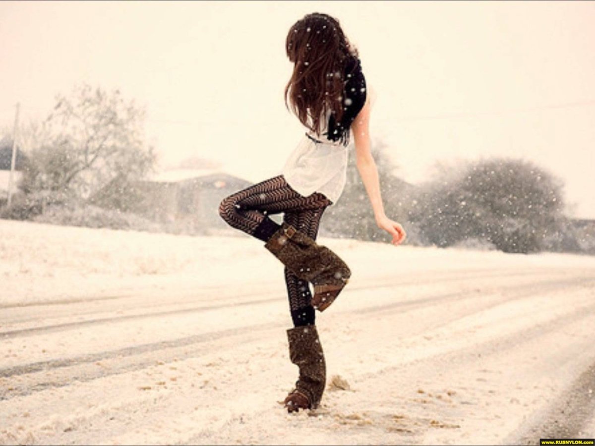 Мама с дочкой со спины