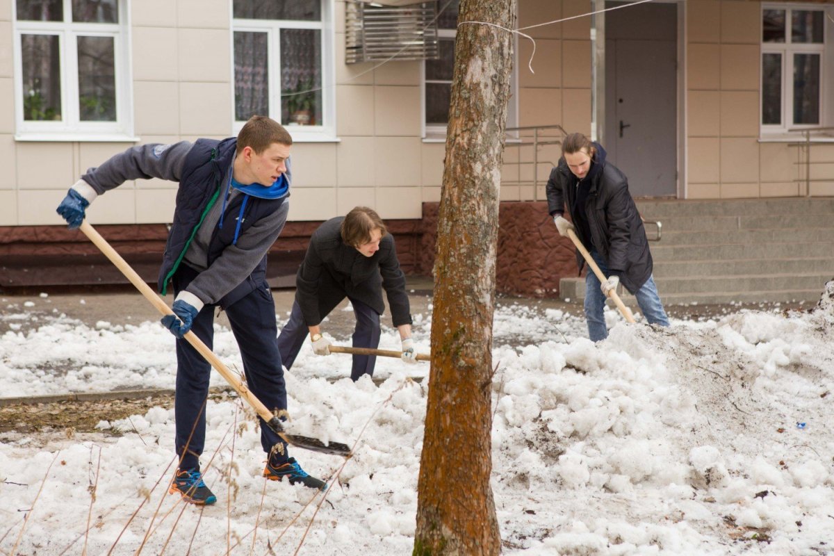 Уборка территории дома