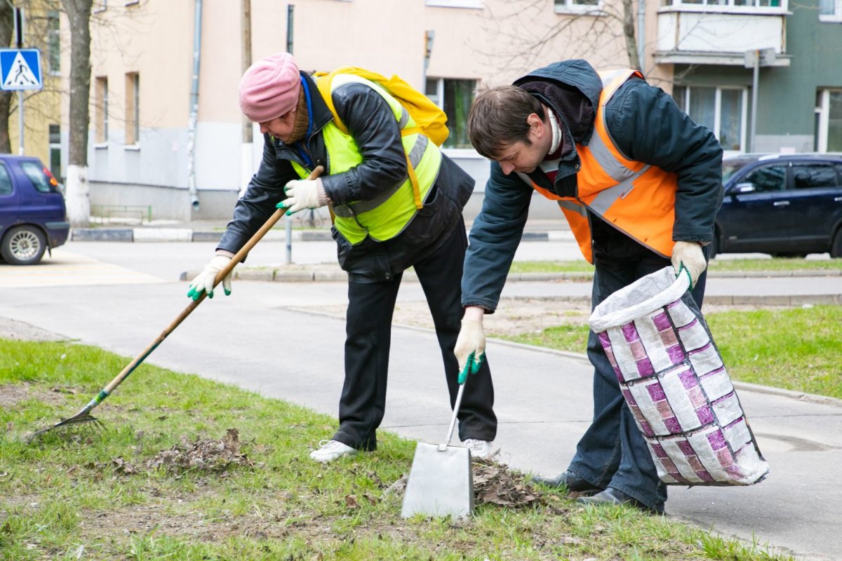 Уборка территории школьниками