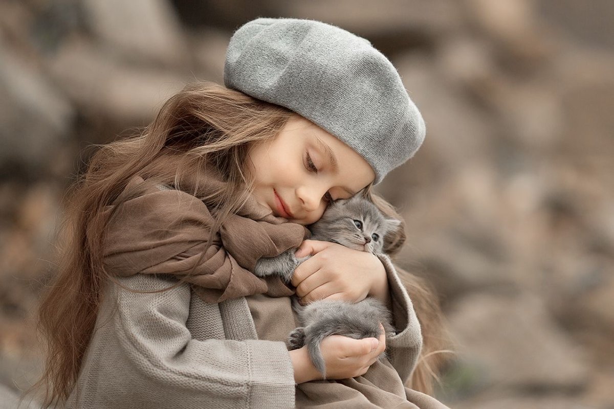 Милые дети обнимаются