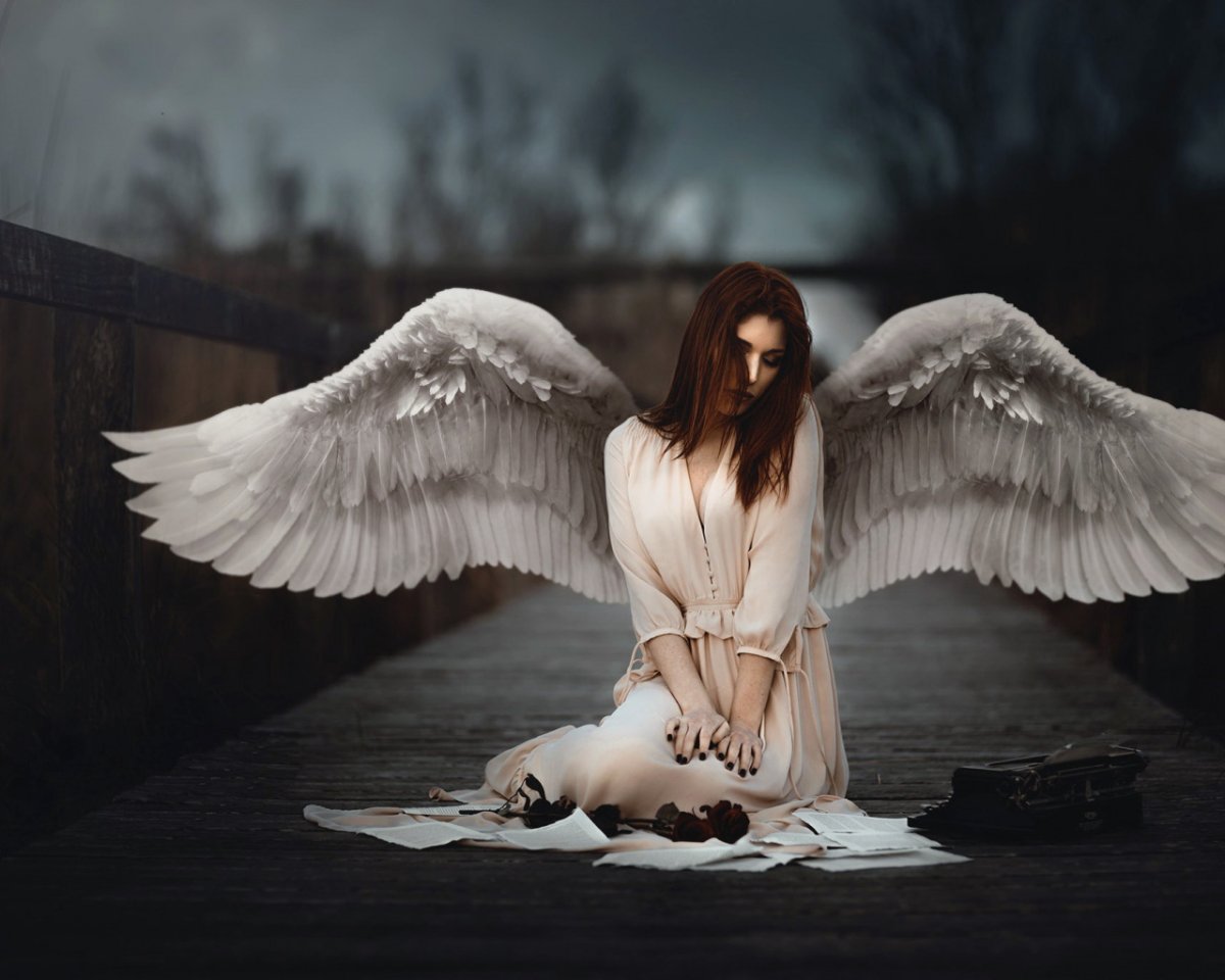 Девушка с крыльями орла