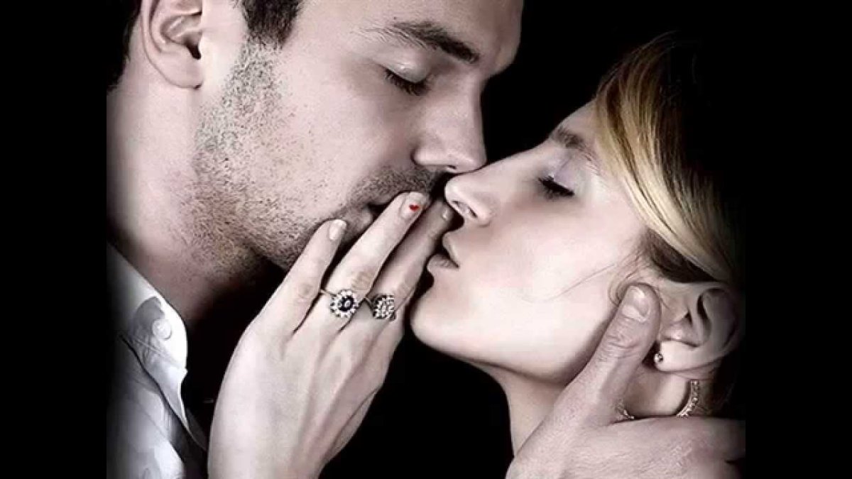 Прикосновение к щеке мужчины