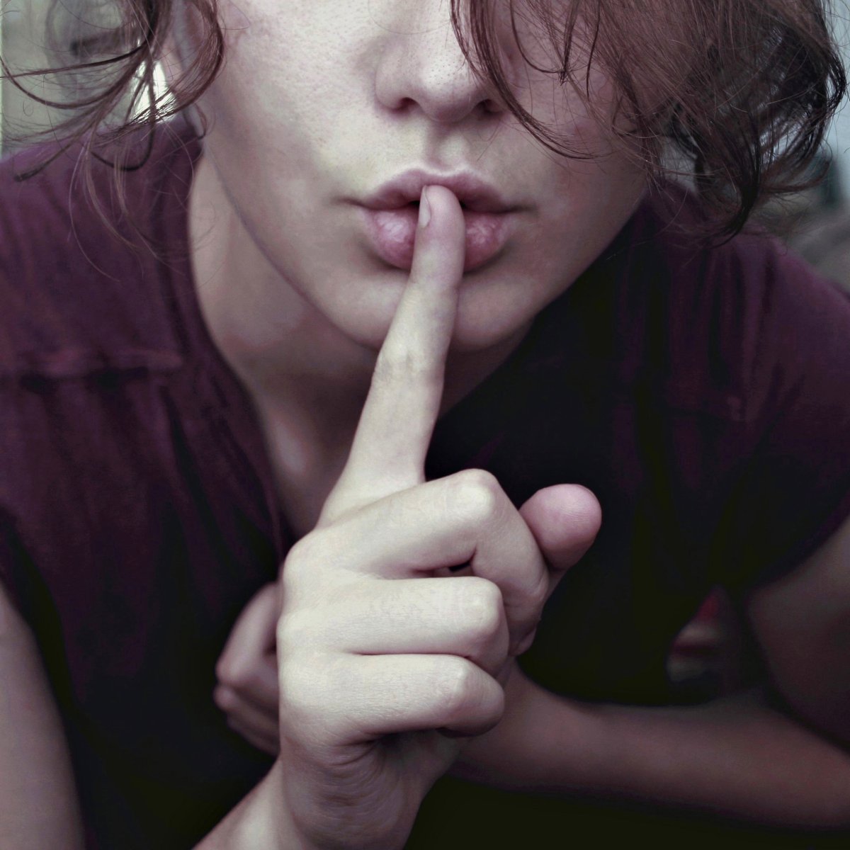 Девушка с рукой у рта