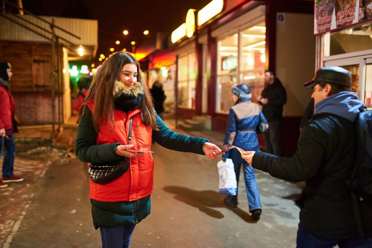 Раздают листовки на улице