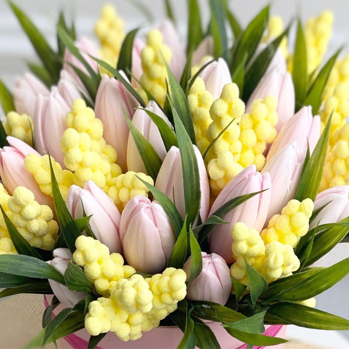 Мимоза и нарциссы