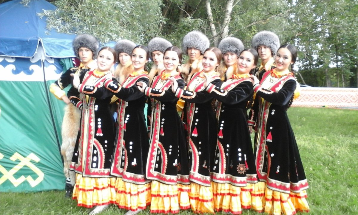 Парочка в башкирском национальном костюме