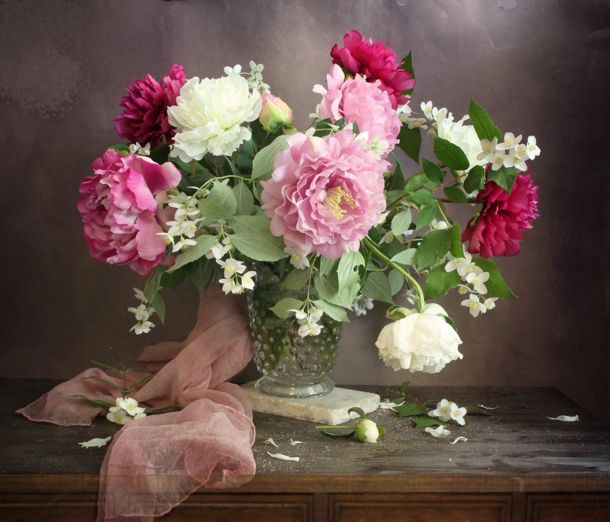 Пионы в вазе