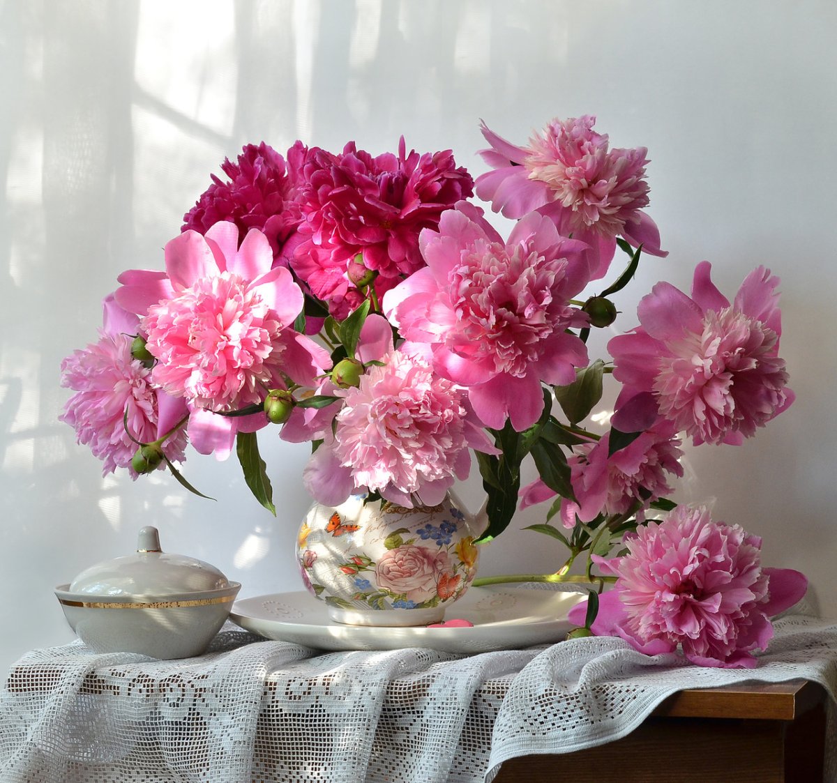 Пионы в вазе