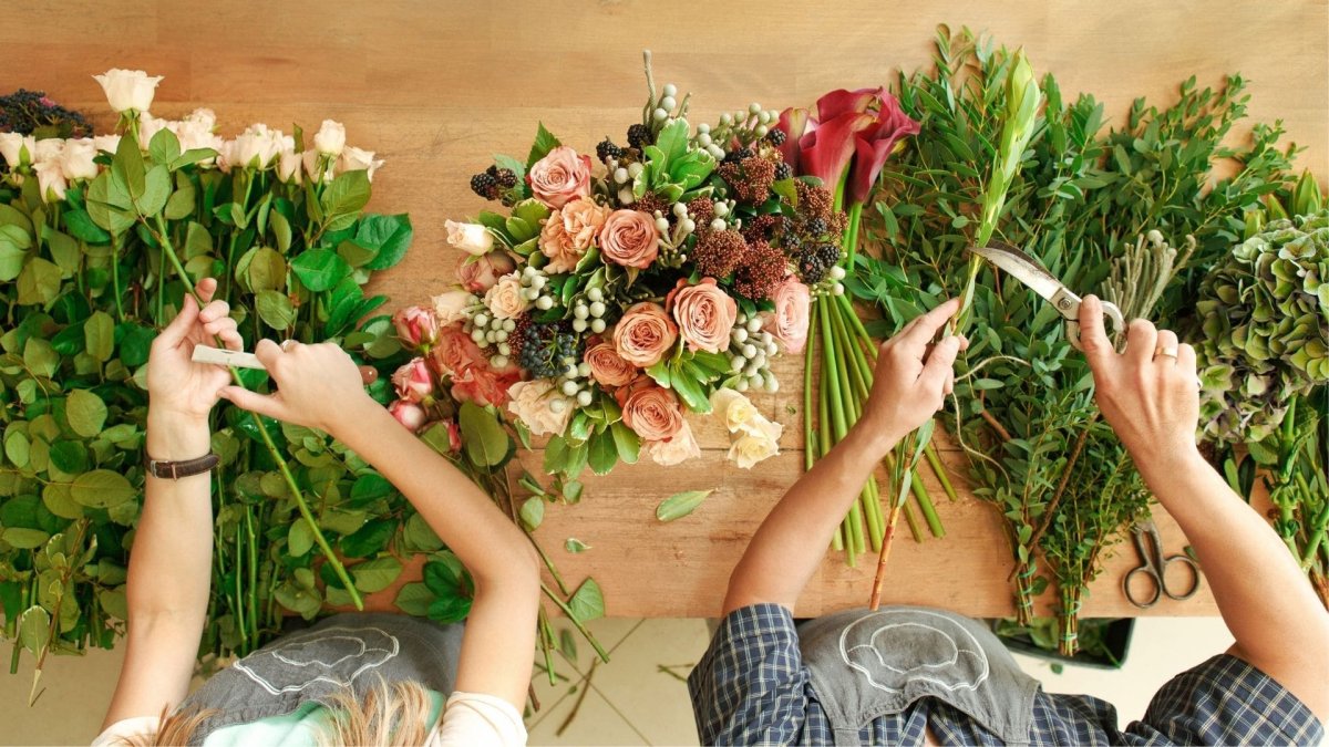 Флорист с букетом без лица