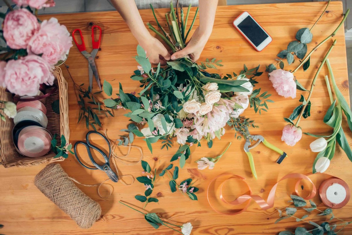 Руки флориста вид сверху