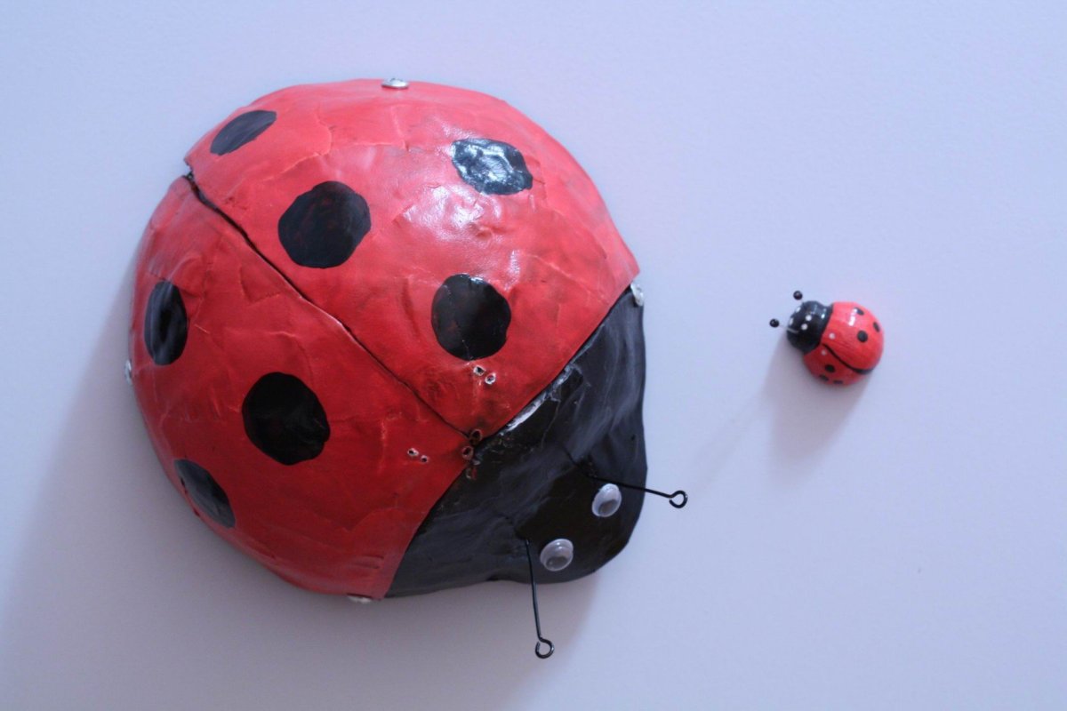 Божья коровка из каски строительной
