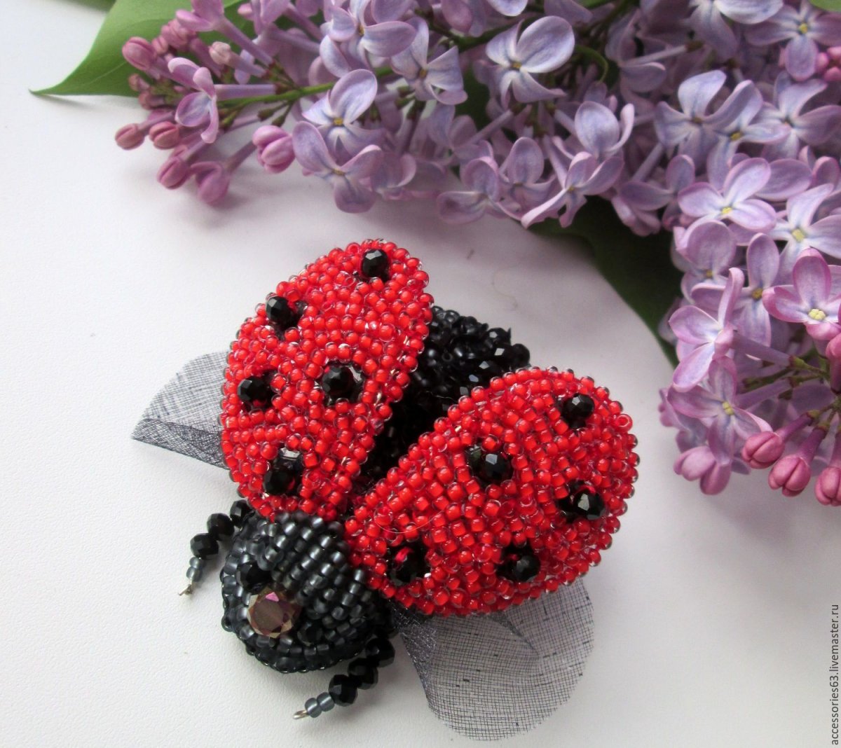Брошка Божья коровка из бисера простая