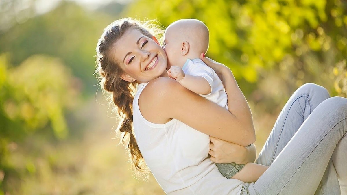 Счастливая мама с ребенком