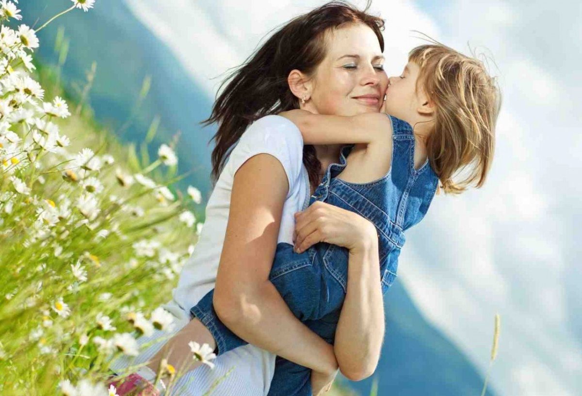 Мать обнимает ребенка