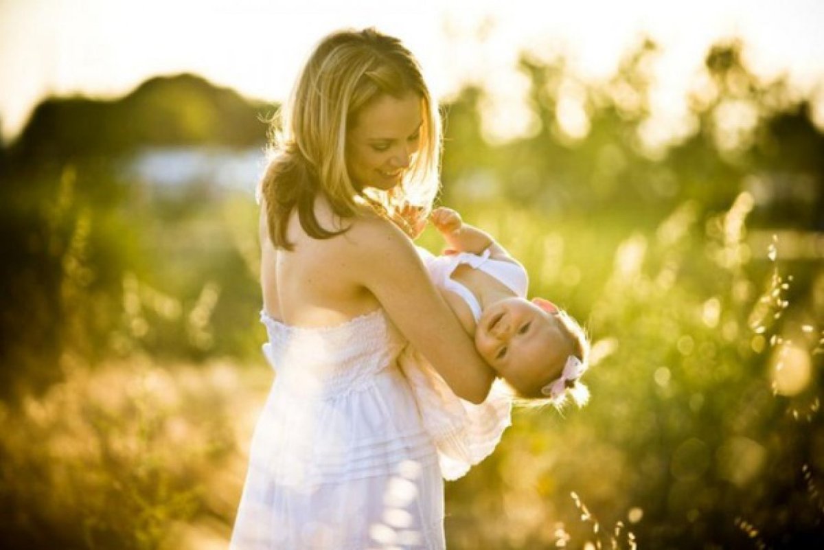 Счастливая женщина с младенцем