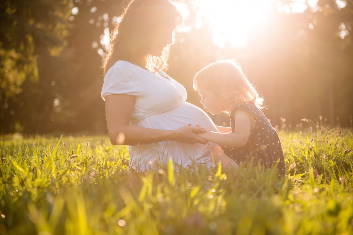 Беременная с ребенком