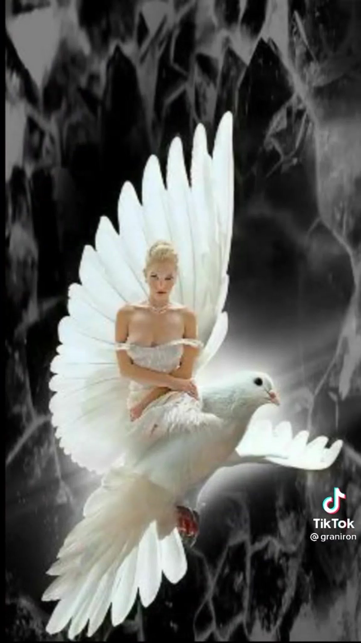 Женщина ангел с голубем