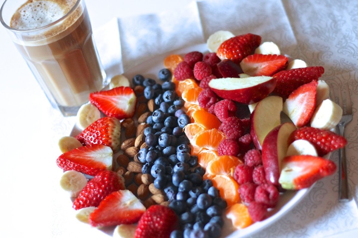 Завтрак с ягодами и фруктами