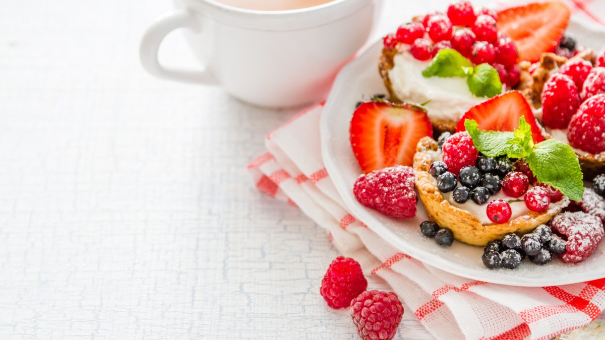 Пирожные с фруктами