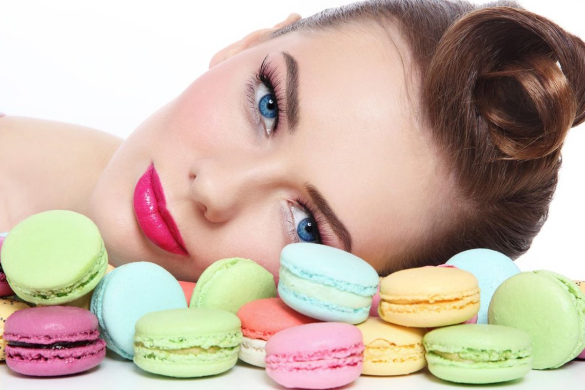 Ребенок измазанный шоколадом