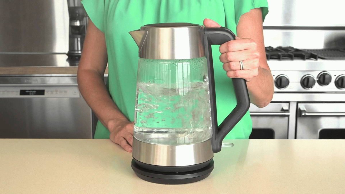 Электрический чайник на столе