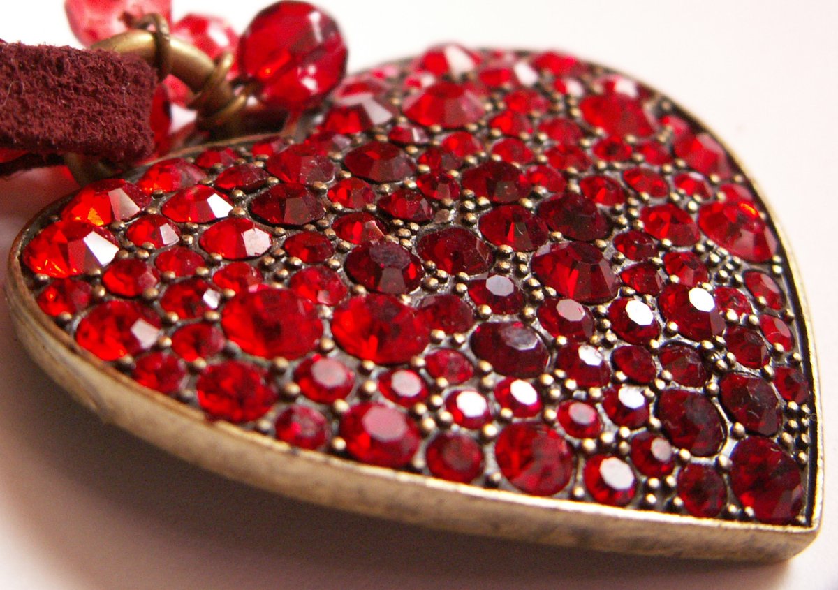 Рубин камень граненый