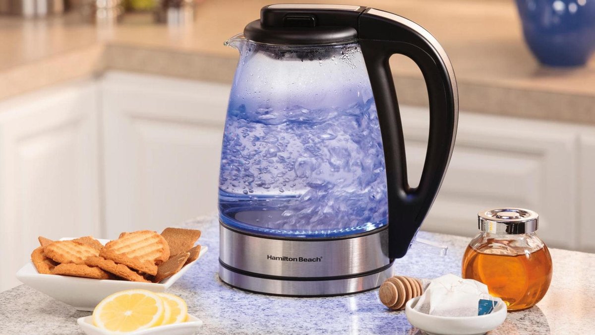 Электрический чайник кипит