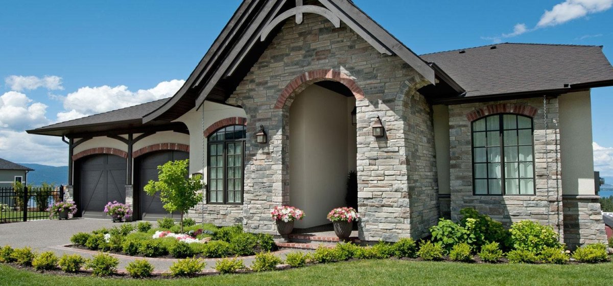 Одноэтажный дом из природного камня