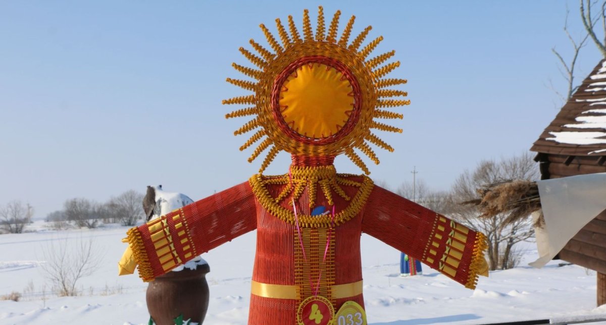 Чучело Масленицы на белом фоне