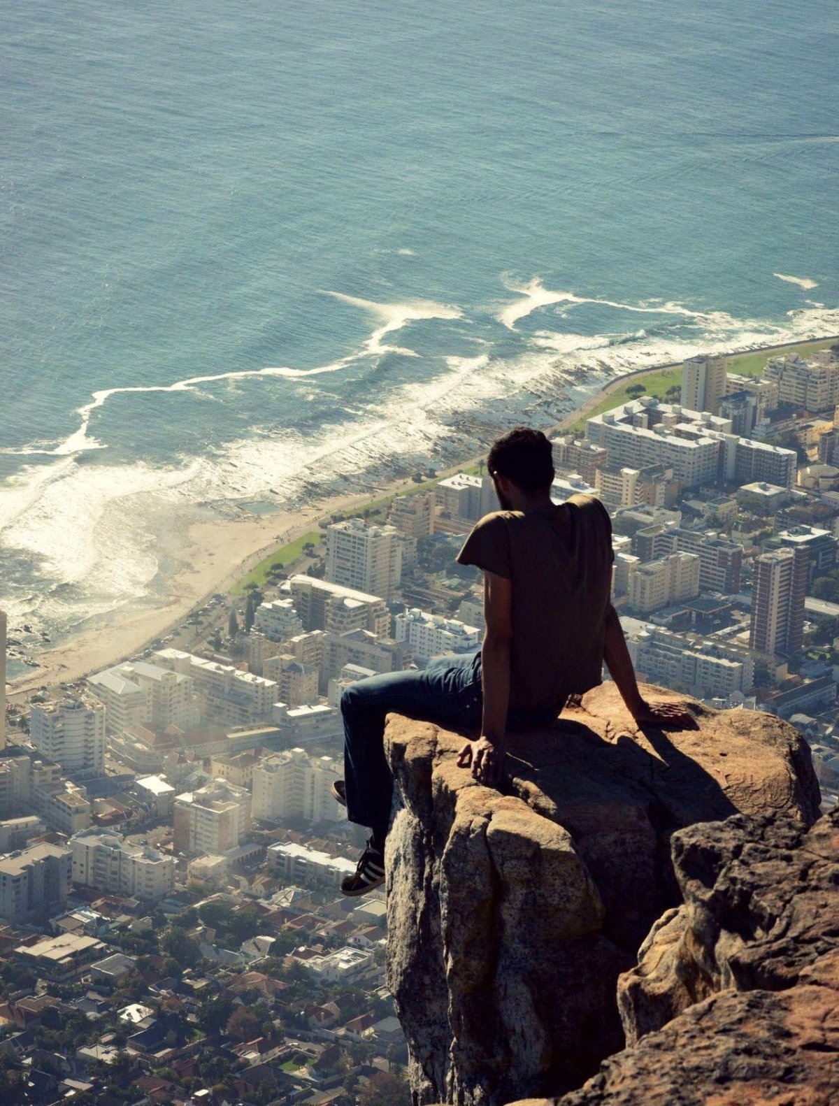 Человек сидит на краю обрыва