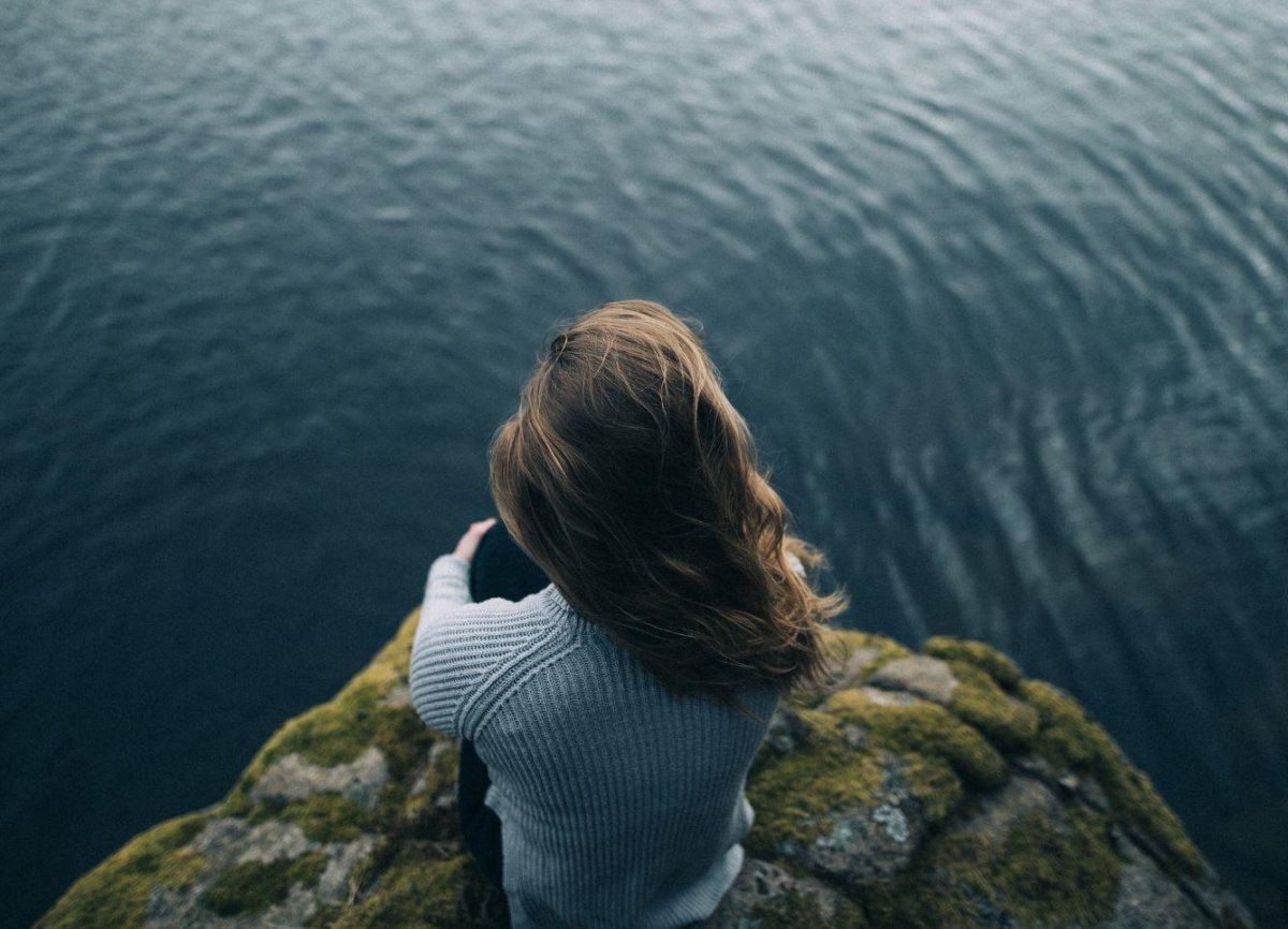 Девушка в воде со спины