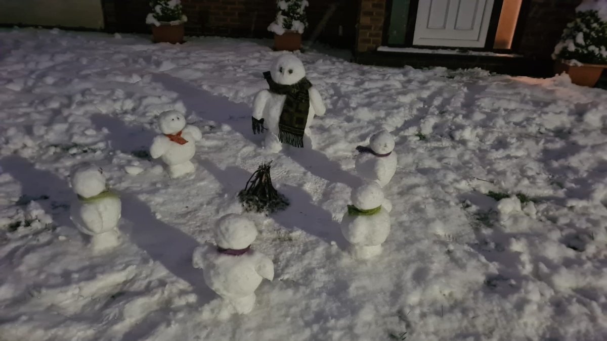 Женщины в сугробе смешные