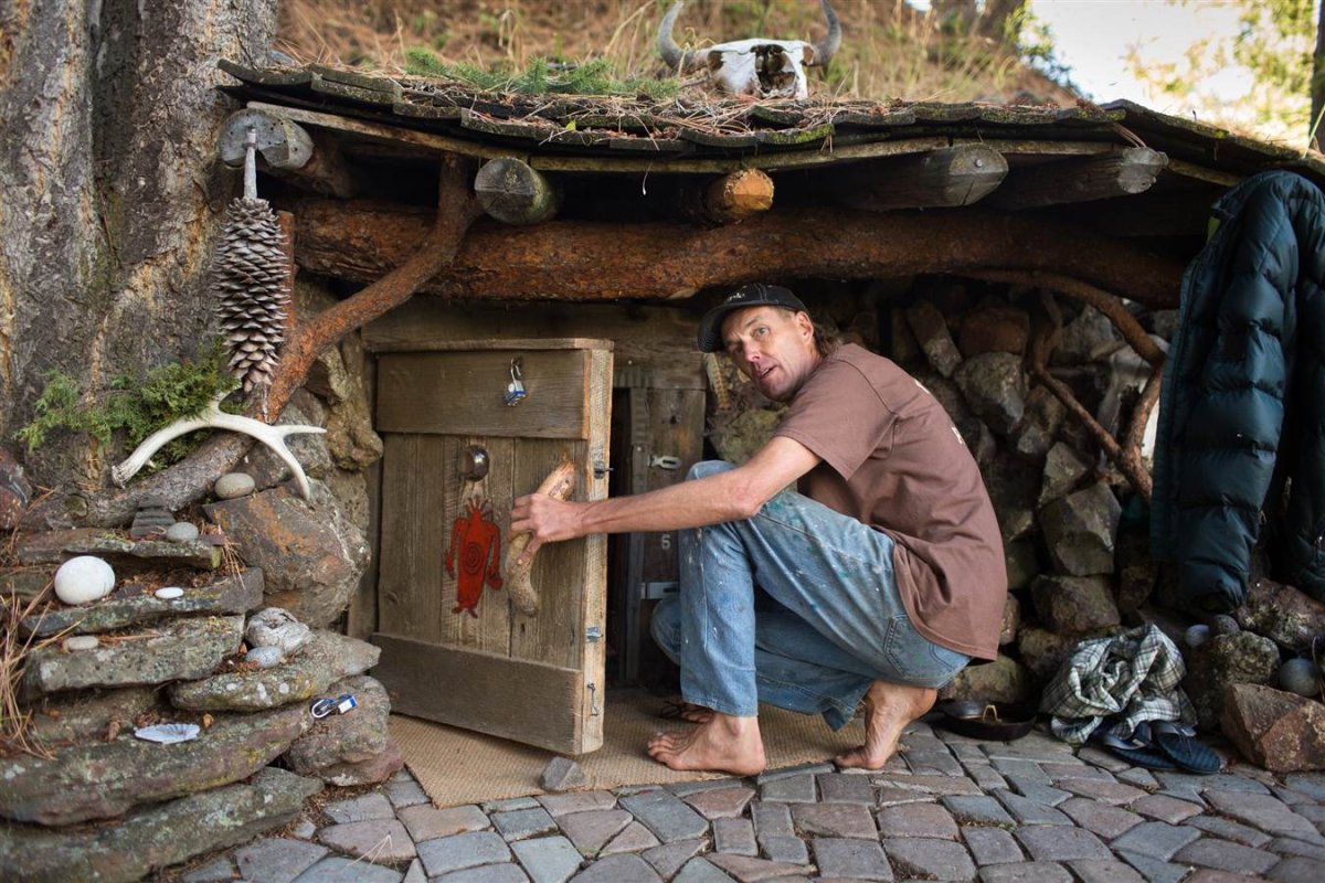 Люди живущие в землянках